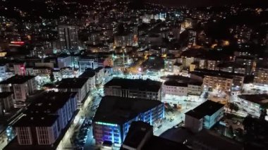 Merkez, Rize, Türkiye - 16 Mart 2024 'te Rize' nin ikonik cazibesinin havadan görünüşü - Bir çok bina ve ışığa sahip bir şehrin saatli görüntüsü, havadan çekim gücü,