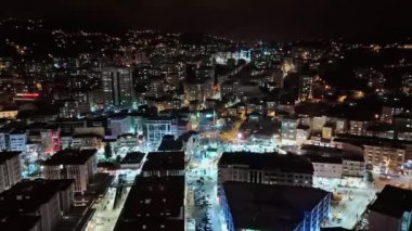 Merkez, Rize, Türkiye - 16 Mart 2024 'te Rize' nin ikonik cazibesinin havadan görünüşü - Bir sürü bina ve ışığa sahip bir şehrin saatli görüntüsü, havadan görüntü, bir şehrin drone görüntüsü,