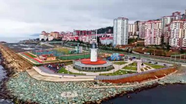 Merkez, Rize, Türkiye - Rize 'nin 17 Mart 2024' teki ikonik cazibesinin havadan görünüşü - deniz feneri ve parkı olan bir şehrin havadan görünüşü, 4k fotoğraf gigapiksel, çocuk oyun parkı, eğim kaydırma lensi, gigapiksel, gigap