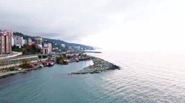 Merkez, Rize, Türkiye - 16 Mart 2024 'te Rize' nin ikonik cazibesinin havadan görünüşü - ortasında bir köprü bulunan büyük bir su kütlesi var, Karadeniz, şehrin arkasında görülen deniz, bir ada