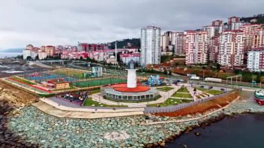 Merkez, Rize, Türkiye - Rize 'nin 17 Mart 2024' teki ikonik cazibesinin havadan görünüşü - deniz feneri ve parkı olan bir şehrin havadan görünüşü, 4k fotoğraf gigapiksel, fotoğraf, 4k fotoğraf, gigapiksel maxi