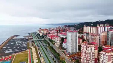 Merkez, Rize, Türkiye - Rize 'nin 16 Mart 2024' teki ikonik cazibesinin havadan görünüşü - Okyanus yakınlarındaki bir şehirde binalar ve otoyol, 4k fotoğraf gigapiksel, şehrin arkasında görülen deniz, Karadeniz, sho