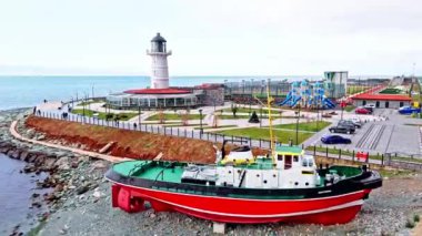 Merkez, Rize, Türkiye - Rize 'nin 17 Mart 2024' teki ikonik cazibesinin havadan görünüşü - bir deniz feneri ve parkın yanındaki tekne, Rus kenti, marina federovna, geleceğin Rus kenti, ukra