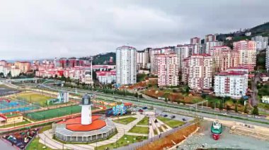 Merkez, Rize, Türkiye - Rize 'nin 17 Mart 2024' teki ikonik cazibesinin havadan görüntüsü - saat kulesi, hindi, 4k fotoğraf, fotoğraf, Ci 'nin arkasında görülen deniz