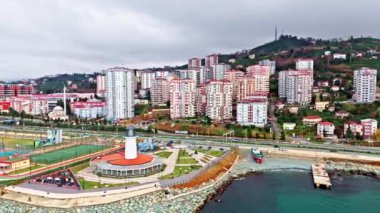 Merkez, Rize, Türkiye - Rize 'nin 16 Mart 2024' teki ikonik cazibesinin havadan görüntüsü - kırmızı çatılı bir şehirde binalar ve bir park, 4k fotoğraf gigapiksel, fotoğraf, 4k fotoğraf, hindi, manara, gab