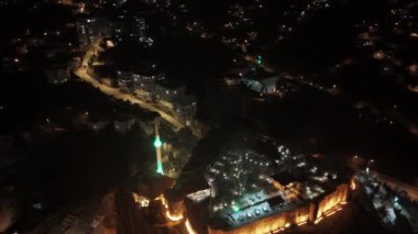 Merkez, Rize, Türkiye - 18 Mart 2024 'te Rize' nin ikonik cazibesinin havadan görüntüsü - Yeşil kulesi ve yeşil ışığı olan bir şehrin görüntüsü, ektakromla çekilmiş fotoğraf, ht view,