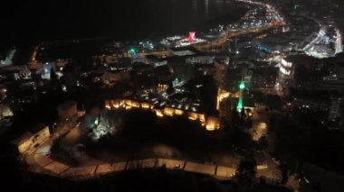 Merkez, Rize, Türkiye - 18 Mart 2024 'te Rize' nin ikonik cazibesinin havadan görünüşü üzerinde bir sürü ışık bulunan bir şehir, baldurs kapısı, hava fotoğraflama, braavos, hindi, '