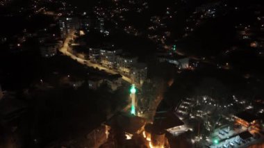 Merkez, Rize, Türkiye - 18 Mart 2024 'te Rize' nin ikonik cazibesinin havadan görünüşü - Yeşil kulesi ve sokağı olan bir şehir, atlet, ht view, duringht, ath,