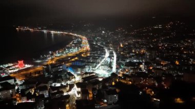 Merkez, Rize, Türkiye - 18 Mart 2024 'te Rize' nin ikonik cazibesinin havadan görüntüsü - Nehri ve köprüsü olan bir şehrin görüntüsü, fotoğrafı çekildi, arka planda şehir, ht shot