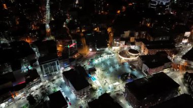 Merkez, Rize, Türkiye - Rize 'nin 18 Mart 2024 tarihli ikonik cazibesinin havadan görünüşü - çok ışıklı bir şehir atleti manzarası, havadan görüntü, şehir ışıkları, parlayan atlet