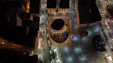 Merkez, Rize, Türkiye - Rize 'nin 18 Mart 2024 tarihli ikonik cazibesinin havadan görünüşü - Arabaları ve otobüsleri olan bir şehir sokak atleti görüntüsü, hava fotoğraflama açısı, insansız hava aracı kamerası açısı, hava görüntüsü