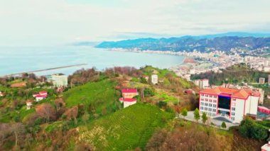 Serene yukarıdan çarpıcı görüntüler yakalıyor. Yüksek çözünürlüklü Merkez, Rize, Türkiye - 20 Mart 2024 'te bir dağdaki küçük bir köy evinin kuş bakışı görüntüsü