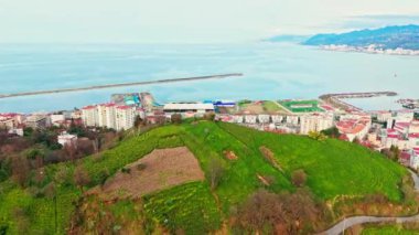 Yukarıdan büyüleyici görüntüler yakalıyor. Yüksek çözünürlüklü Merkez, Rize, Türkiye - 20 Mart 2024 'te bir dağdaki küçük bir köy evinin kuş bakışı görüntüsü