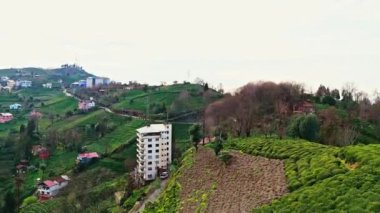 Çeşitli görsel hikaye anlatımları için şaşırtıcı bir ideal. Yüksek çözünürlüklü Merkez, Rize, Türkiye - 20 Mart 2024 'te bir dağdaki küçük bir köy evinin kuş bakışı görüntüsü