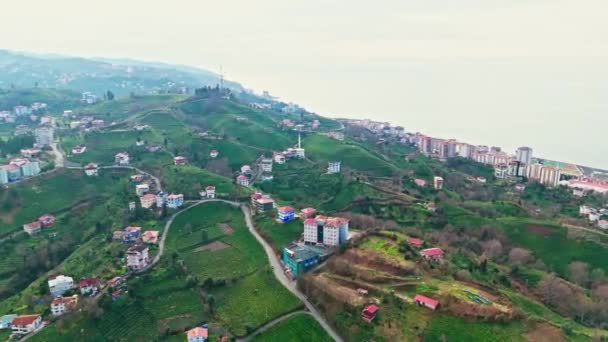 伟大的捕捉惊人的视觉从上方 于2024年3月20日在土耳其里兹的Merkez拍摄 一座山上一座小村庄房屋的鸟瞰闪光 — 图库视频影像