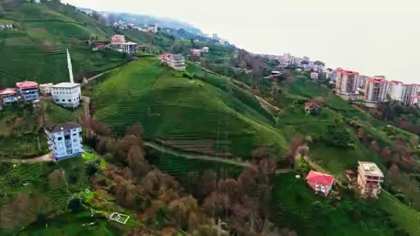宁静地捕捉着从上方传来的令人震惊的景象 于2024年3月20日在土耳其里兹的Merkez拍摄 一座山上一座小村庄房屋的鸟瞰闪光 — 图库视频影像