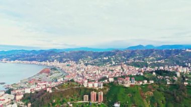Yukarıdan büyüleyici görüntüler yakalıyor. Yüksek çözünürlüklü Merkez, Rize, Türkiye - 20 Mart 2024 'te bir dağdaki küçük bir köy evinin kuş bakışı görüntüsü