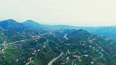 Serene yukarıdan çarpıcı görüntüler yakalıyor. Yüksek çözünürlüklü Merkez, Rize, Türkiye - 20 Mart 2024 'te bir dağdaki küçük bir köy evinin kuş bakışı görüntüsü