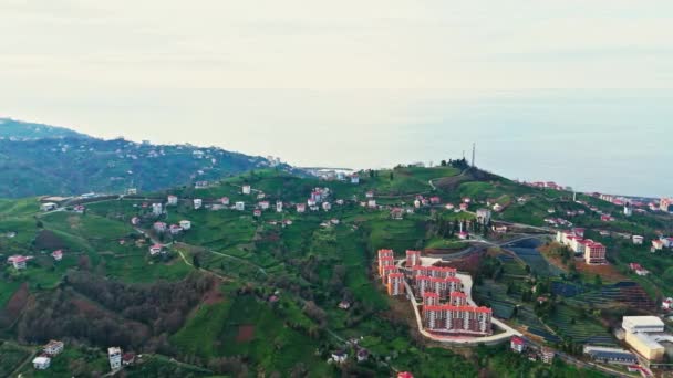 和平地从上面捕捉到令人震惊的画面 于2024年3月20日在土耳其里兹的Merkez拍摄 一座山上一座小村庄房屋的鸟瞰闪光 — 图库视频影像