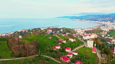 Serene yukarıdan çarpıcı görüntüler yakalıyor. Yüksek çözünürlüklü Merkez, Rize, Türkiye - 20 Mart 2024 'te bir dağdaki küçük bir köy evinin kuş bakışı görüntüsü