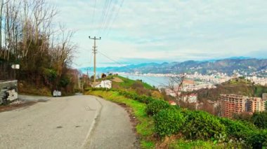 Serene, şehir mimarisi ve yaşam tarzını gözler önüne seriyor. Yüksek çözünürlüklü Merkez, Rize, Türkiye - 20 Mart 2024 'te bir dağdaki küçük bir köy evinin kuş bakışı görüntüsü