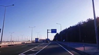 Şehir otobanından geçen bir yol