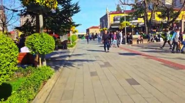 Şehirde yürüyen insanlar.