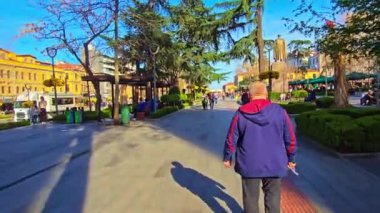 Şehirde yürüyen insanlar.