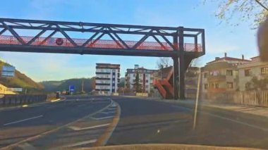 Araba yolda gidiyor.