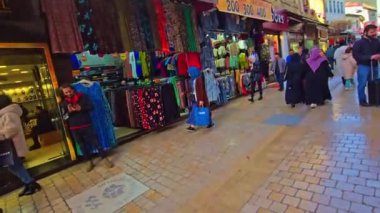 İstanbul - Kasım 13, 22 15 Turist İstanbul sokaklarında yürüyor