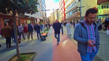 Bilbao 'da sokakta yürüyen insanlar