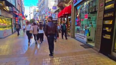 İstanbul, Türkiye, 23 Aralık 2017: İnsanlar İstanbul 'daki ünlü Galata Caddesi' nde yürür, Türkiye ise 30 Aralık 'ta.