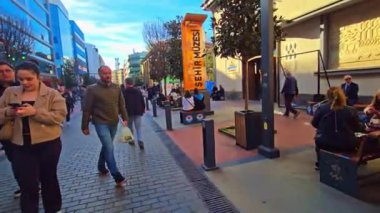Bilbao şehir merkezinde yürüyen insanlar