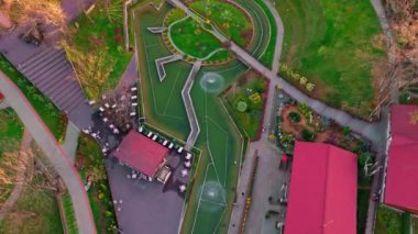 Renkli sonbahar yapraklarıyla güzel şehir parkının hava manzarası