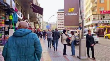 İstanbul, Türkiye - Eylül 03.22 17: İstanbul 'da insanlar sokakta yürüyorlar.