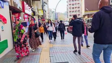 Şehirde yürüyen insanlar.