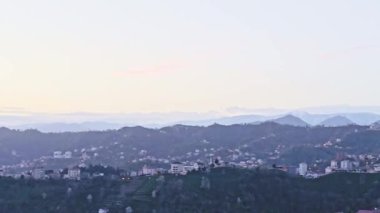 Dağları ve bulutları olan güzel bir manzara