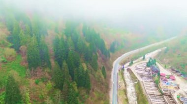 Dağlardaki yolun havadan görünüşü