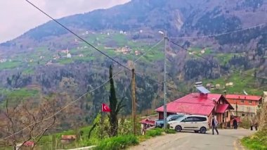Arabası ve yolu olan dağ yolu manzarası