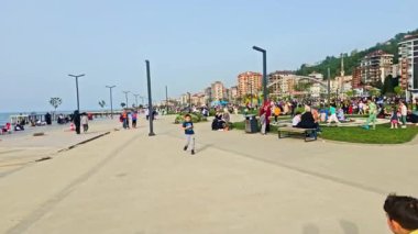 Batumi, Gürcistan - Haziran 26, 2018: İnsanlar set boyunca yürür