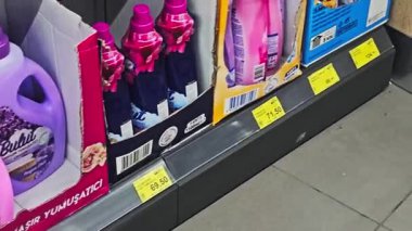 Modern bir alışveriş merkezinin içi.
