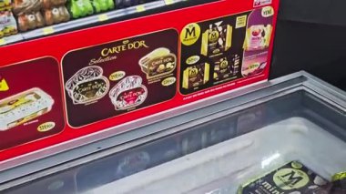 Moskova, Rusya - Kasım 14, 2016: Mağazada çeşitli ürünler var.