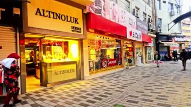 İstanbul, Türkiye - 12 Mayıs, 22 Mayıs. İstanbul 'un galata bölgesinde insanlar yürüyor. Ünlü turistik bölge.
