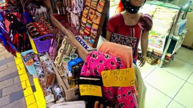 Markette satılık renkli eşyalar.