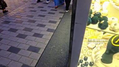 Dükkanda bir sürü farklı tip mücevher var.