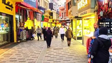 Barselona şehrinde insanlar yürüyor