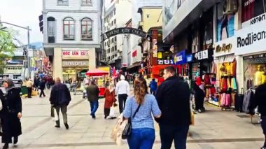 İstanbul, Türkiye: 13 Mart 21: Yeni İstanbul şehrinin sokaklarında yürüyen insanlar