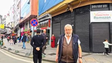 İstanbul, Türkiye - 23 Nisan, 22 Nisan 17: İnsanlar sokakta yürüyorlar