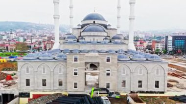 Caminin tepesinden manzara. İstanbul 'un merkezindeki cami..