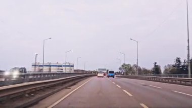 Araba yolda gidiyor.